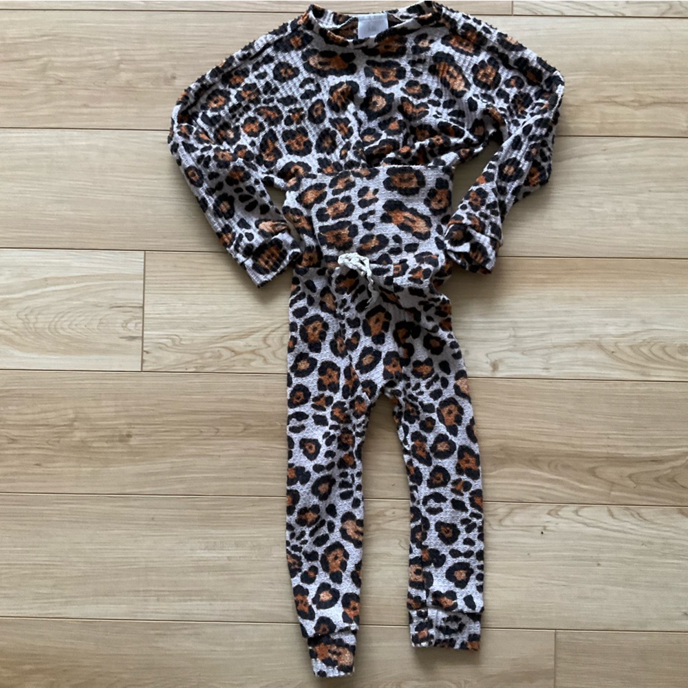 Little Lucca Love 2T/3T waffle knit leopard print coordinating set.